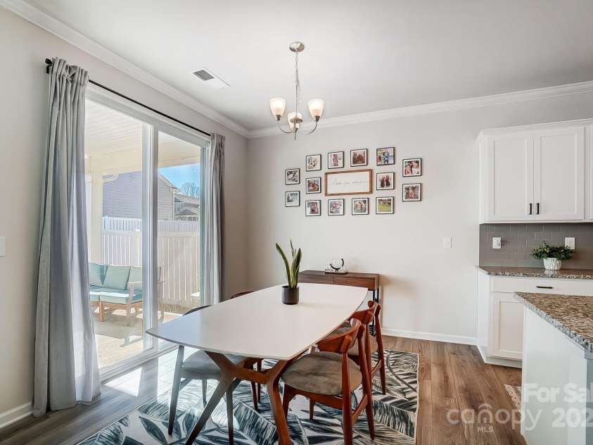 19117 Hawk Haven Lane, Charlotte, NC 28278.  MLS# CAR4215357, YatesRealty ID 4238. Dinning area