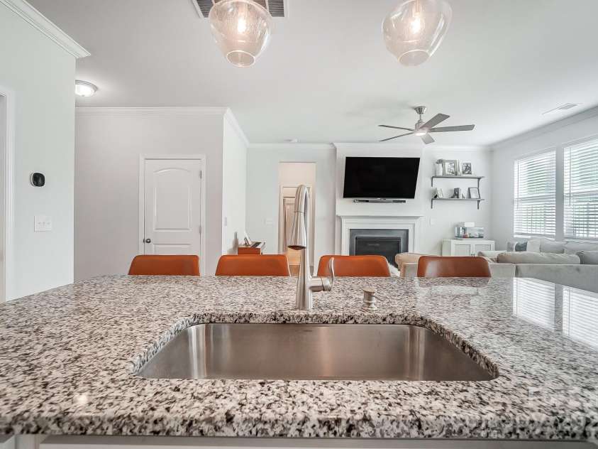 19117 Hawk Haven Lane, Charlotte, NC 28278.  MLS# CAR4215357, YatesRealty ID 4238. Modern large island