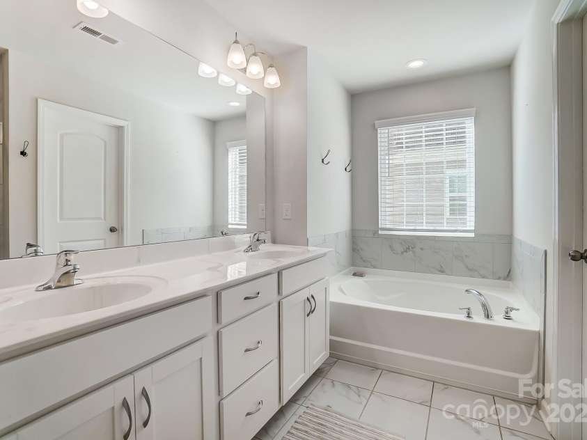 19117 Hawk Haven Lane, Charlotte, NC 28278.  MLS# CAR4215357, YatesRealty ID 4238. Primary Bathroom