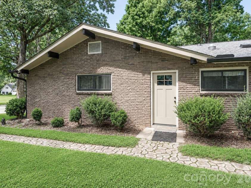 107 Augusta Drive, Statesville, NC 28625.  MLS# CAR4403997, YatesRealty ID 42381. 