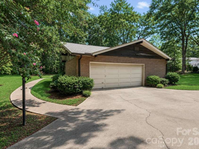 107 Augusta Drive, Statesville, NC 28625.  MLS# CAR4403997, YatesRealty ID 42381. 