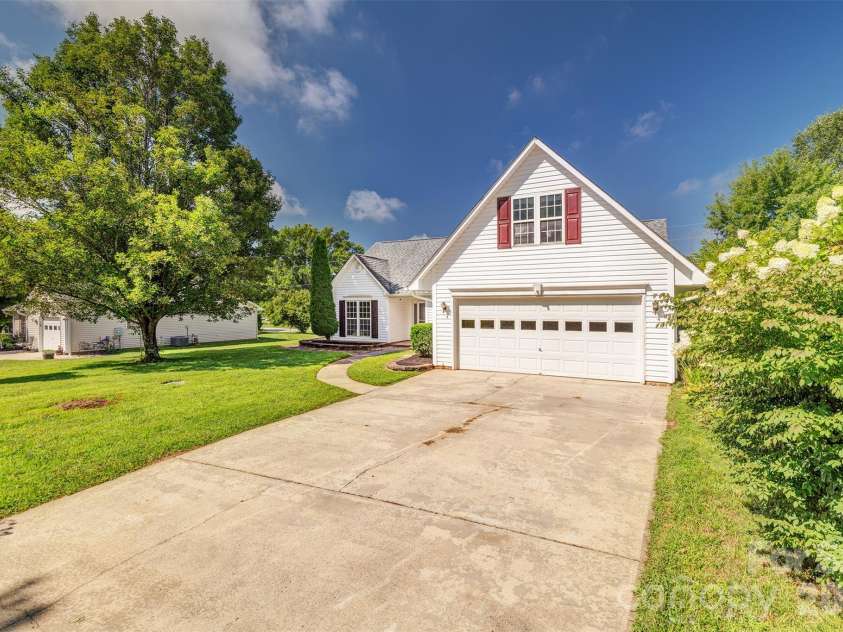 264 Cottage Ridge Road, Fletcher, NC 28732.  MLS# CAR4406301, YatesRealty ID 42386. 