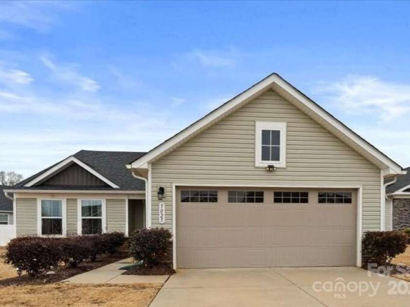 5025 Macvittie Lane, Charlotte, NC 28214.  MLS# CAR4218765, YatesRealty ID 4239. 