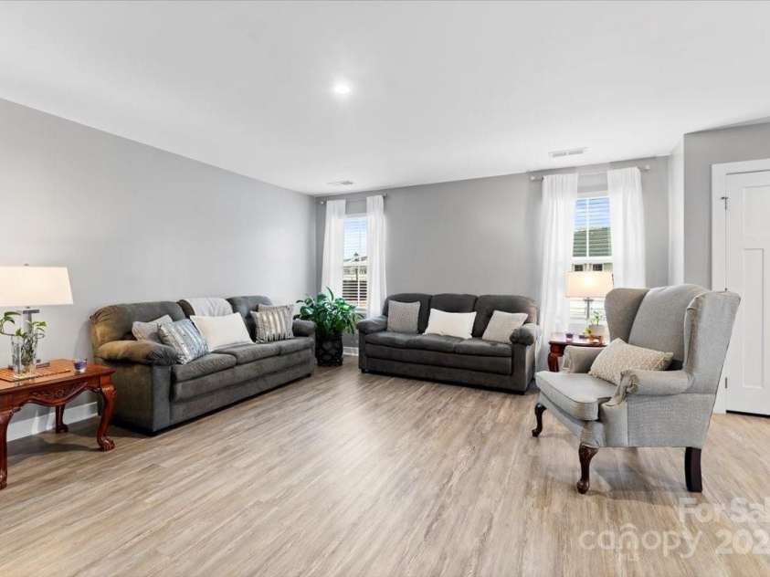 5025 Macvittie Lane, Charlotte, NC 28214.  MLS# CAR4218765, YatesRealty ID 4239. 