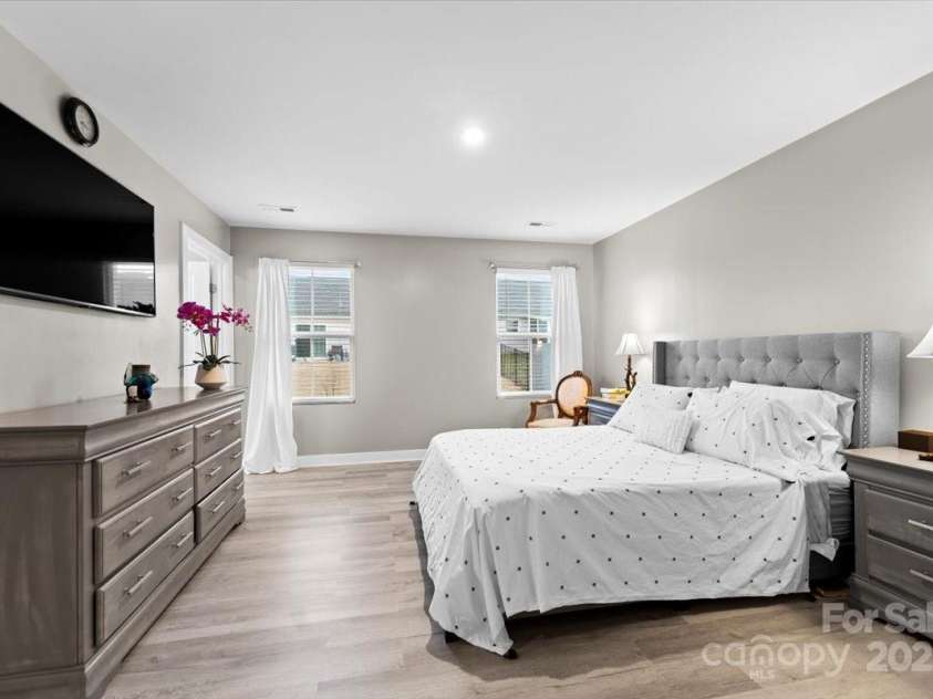 5025 Macvittie Lane, Charlotte, NC 28214.  MLS# CAR4218765, YatesRealty ID 4239. 