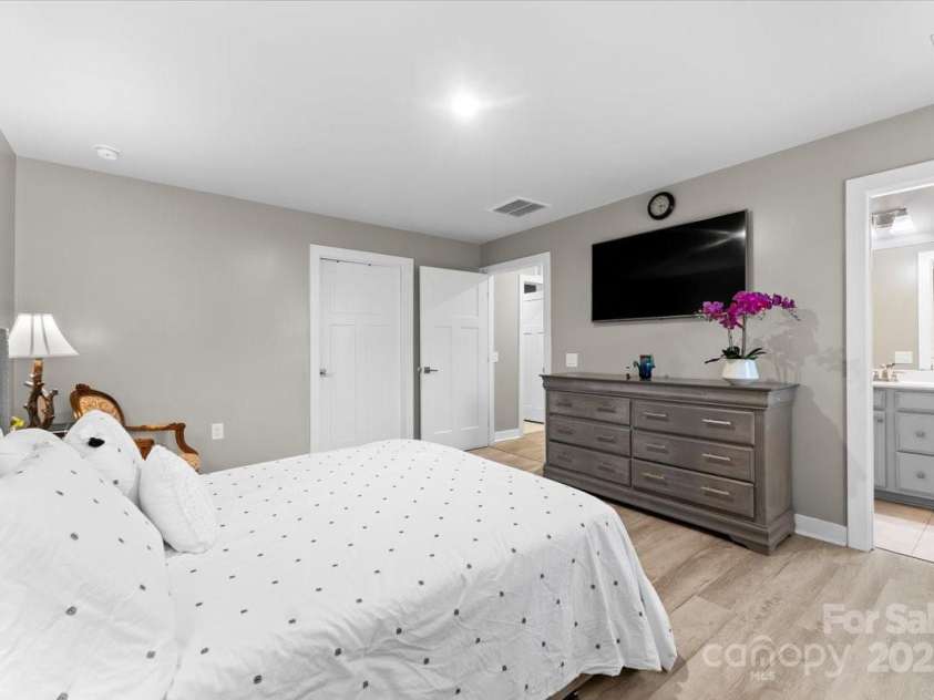 5025 Macvittie Lane, Charlotte, NC 28214.  MLS# CAR4218765, YatesRealty ID 4239. Primary Bedroom