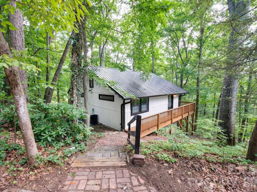 17 Woodhaven Place, Asheville, NC 28805.  MLS# CAR4400391, YatesRealty ID 42393. 