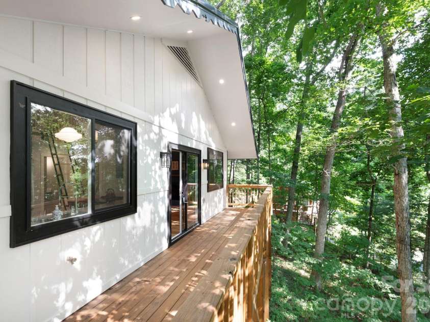 17 Woodhaven Place, Asheville, NC 28805.  MLS# CAR4400391, YatesRealty ID 42393. 