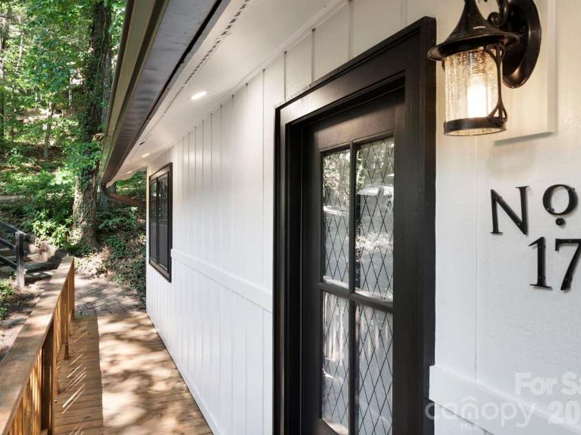 17 Woodhaven Place, Asheville, NC 28805.  MLS# CAR4400391, YatesRealty ID 42393. 