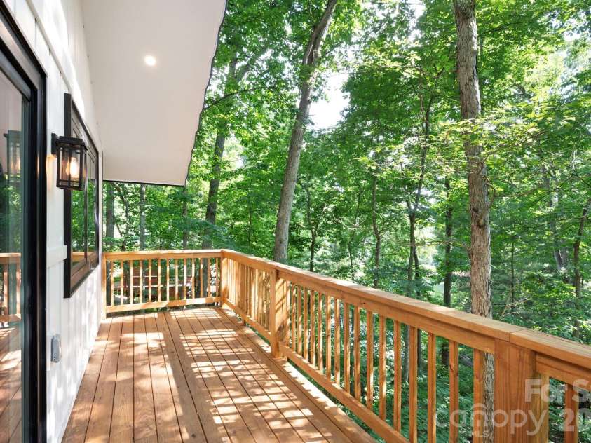 17 Woodhaven Place, Asheville, NC 28805.  MLS# CAR4400391, YatesRealty ID 42393. 