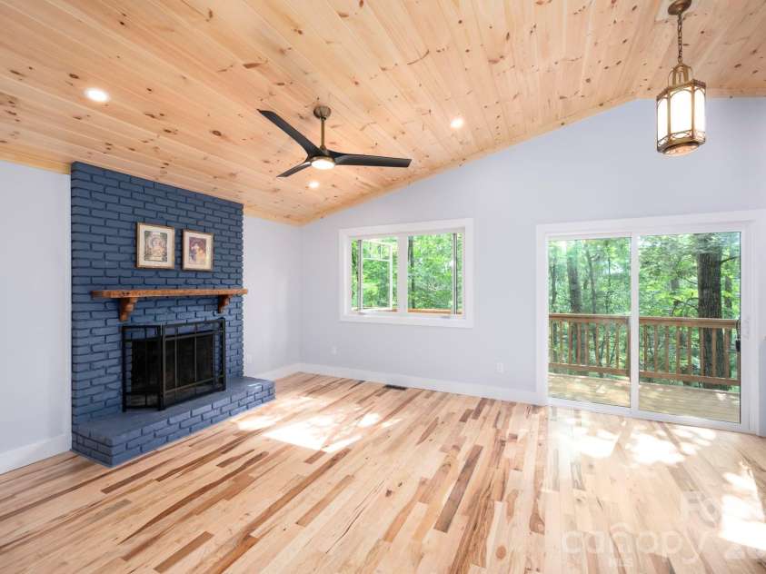 17 Woodhaven Place, Asheville, NC 28805.  MLS# CAR4400391, YatesRealty ID 42393. 