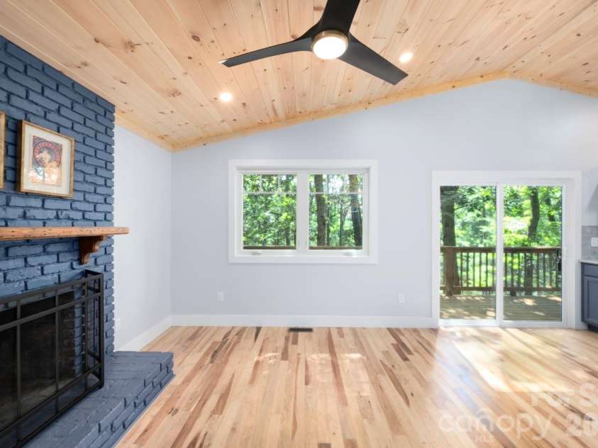 17 Woodhaven Place, Asheville, NC 28805.  MLS# CAR4400391, YatesRealty ID 42393. 