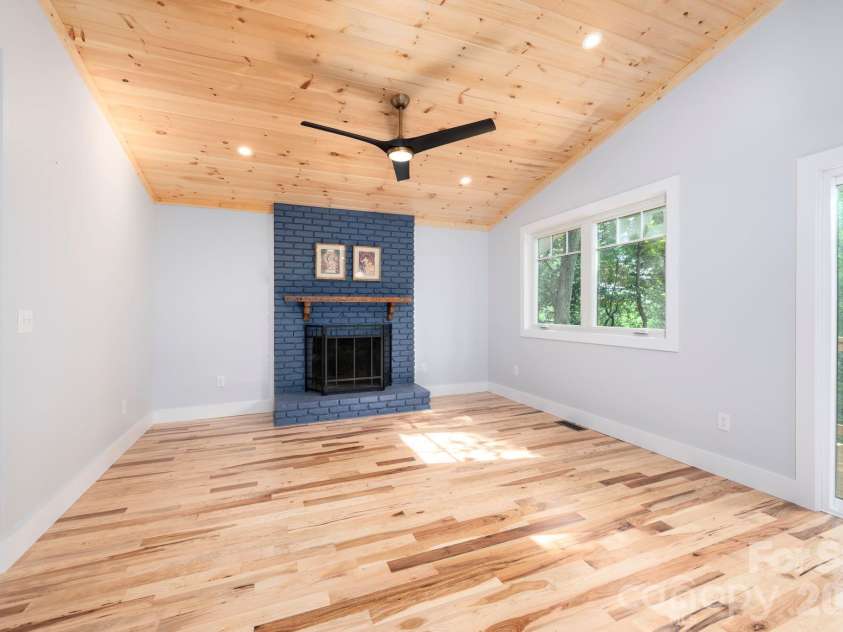 17 Woodhaven Place, Asheville, NC 28805.  MLS# CAR4400391, YatesRealty ID 42393. 