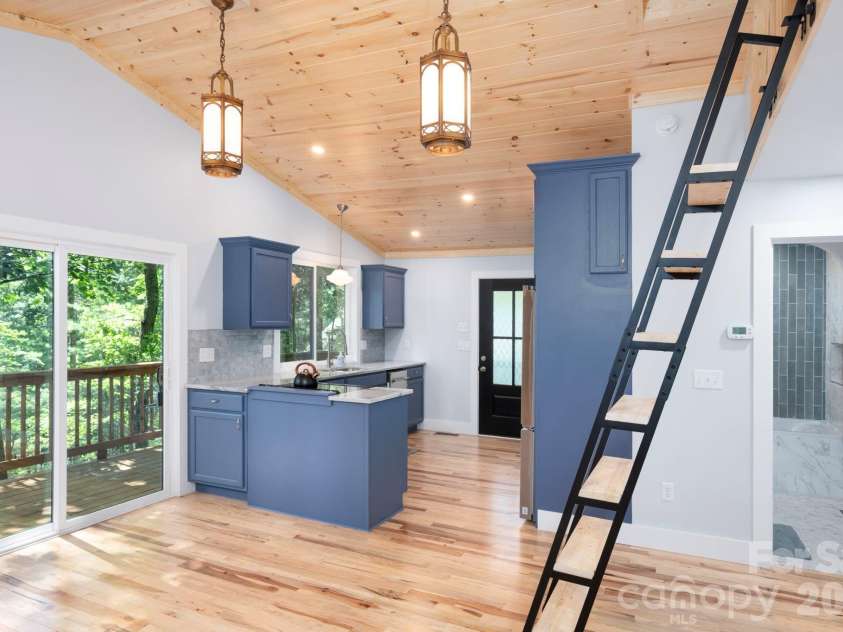 17 Woodhaven Place, Asheville, NC 28805.  MLS# CAR4400391, YatesRealty ID 42393. 