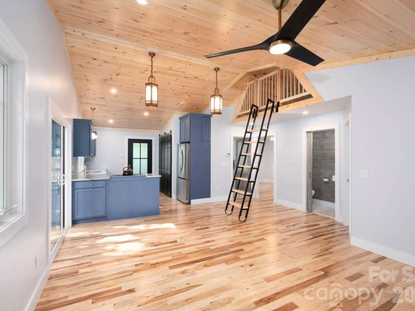 17 Woodhaven Place, Asheville, NC 28805.  MLS# CAR4400391, YatesRealty ID 42393. 