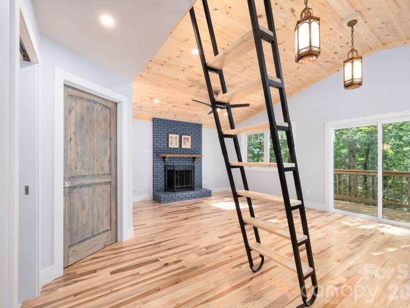 17 Woodhaven Place, Asheville, NC 28805.  MLS# CAR4400391, YatesRealty ID 42393. 