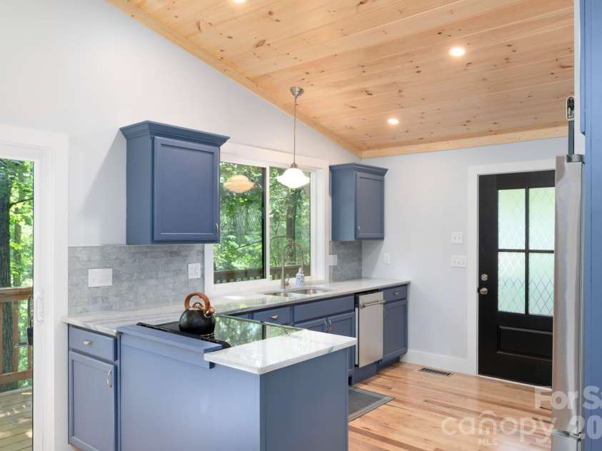 17 Woodhaven Place, Asheville, NC 28805.  MLS# CAR4400391, YatesRealty ID 42393. 