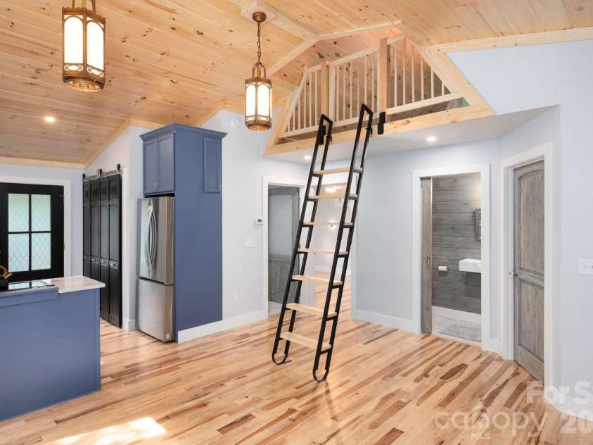 17 Woodhaven Place, Asheville, NC 28805.  MLS# CAR4400391, YatesRealty ID 42393. 