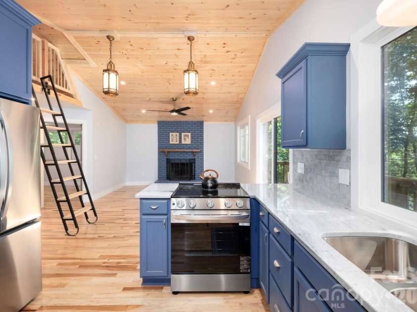 17 Woodhaven Place, Asheville, NC 28805.  MLS# CAR4400391, YatesRealty ID 42393. 