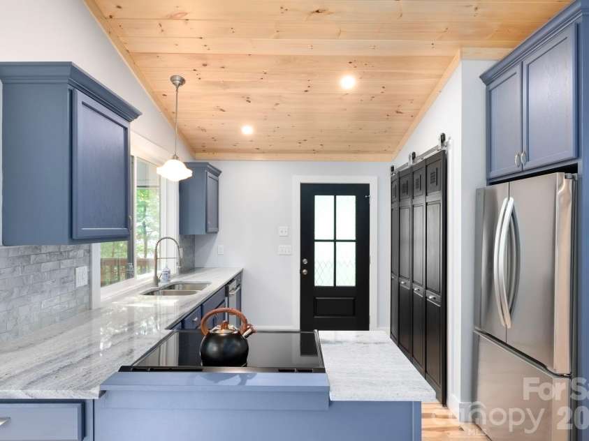 17 Woodhaven Place, Asheville, NC 28805.  MLS# CAR4400391, YatesRealty ID 42393. 