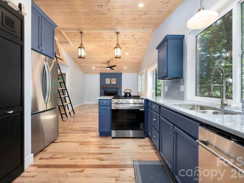 17 Woodhaven Place, Asheville, NC 28805.  MLS# CAR4400391, YatesRealty ID 42393. 