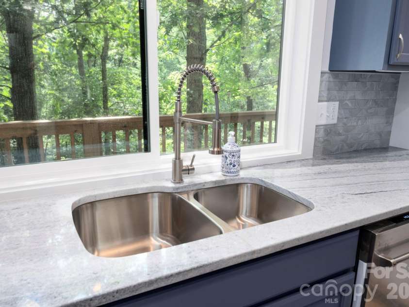 17 Woodhaven Place, Asheville, NC 28805.  MLS# CAR4400391, YatesRealty ID 42393. 