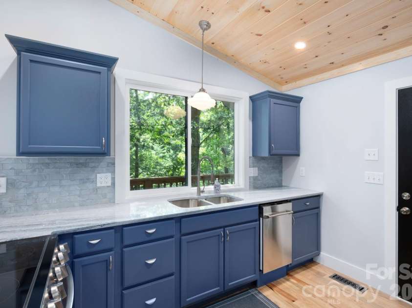 17 Woodhaven Place, Asheville, NC 28805.  MLS# CAR4400391, YatesRealty ID 42393. 