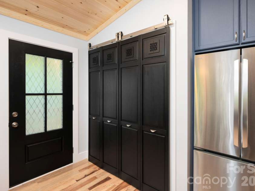 17 Woodhaven Place, Asheville, NC 28805.  MLS# CAR4400391, YatesRealty ID 42393. 