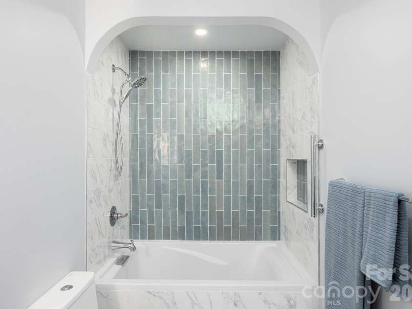 17 Woodhaven Place, Asheville, NC 28805.  MLS# CAR4400391, YatesRealty ID 42393. 