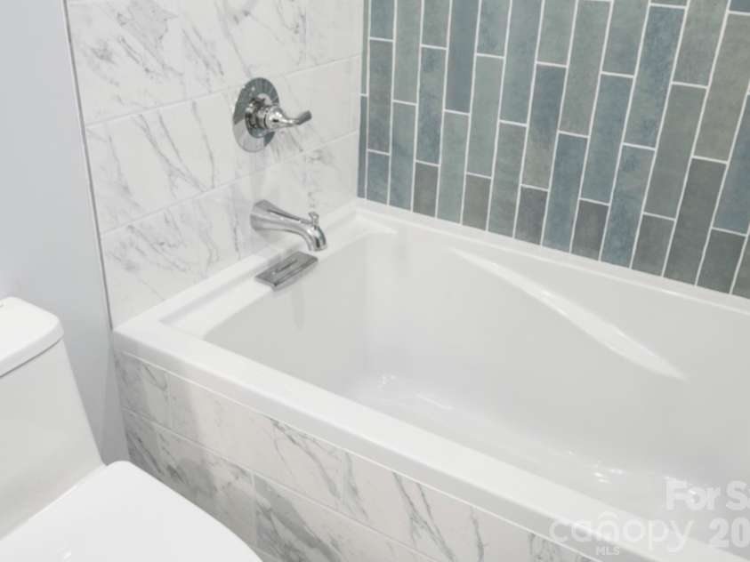 17 Woodhaven Place, Asheville, NC 28805.  MLS# CAR4400391, YatesRealty ID 42393. 