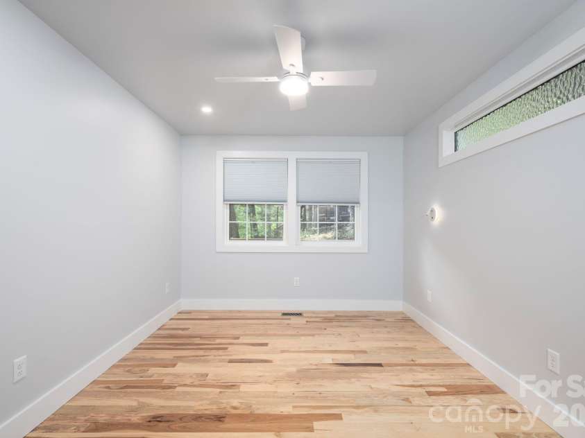 17 Woodhaven Place, Asheville, NC 28805.  MLS# CAR4400391, YatesRealty ID 42393. 