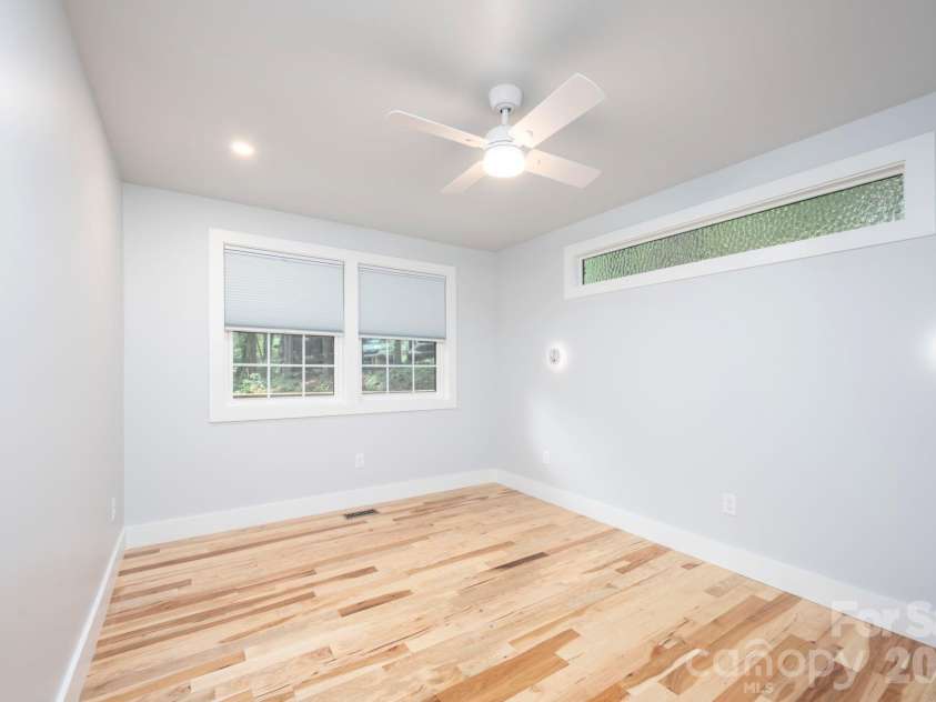 17 Woodhaven Place, Asheville, NC 28805.  MLS# CAR4400391, YatesRealty ID 42393. 