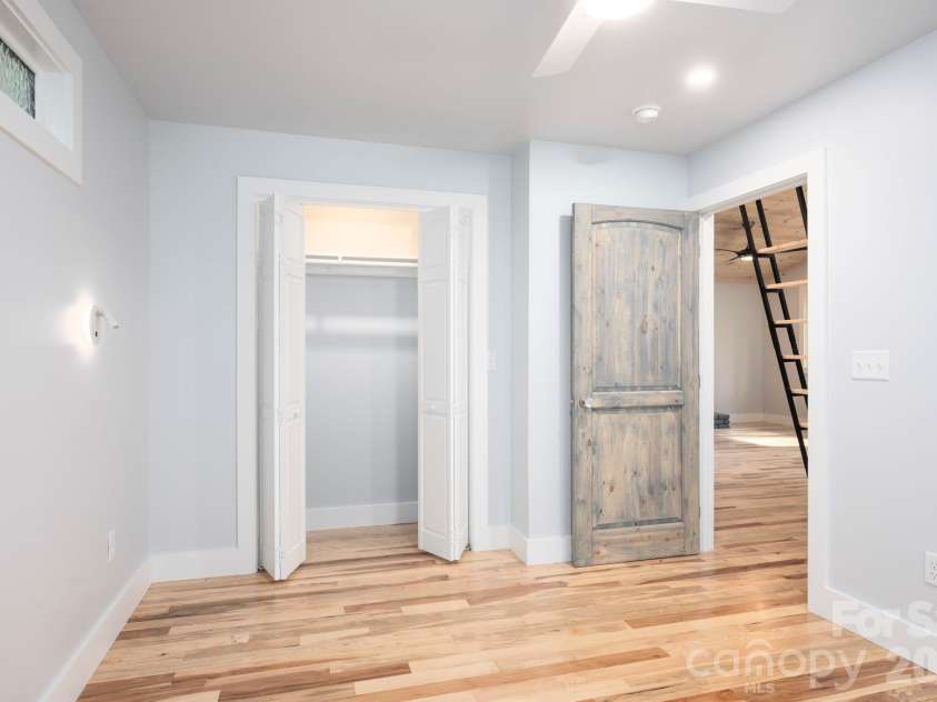 17 Woodhaven Place, Asheville, NC 28805.  MLS# CAR4400391, YatesRealty ID 42393. 