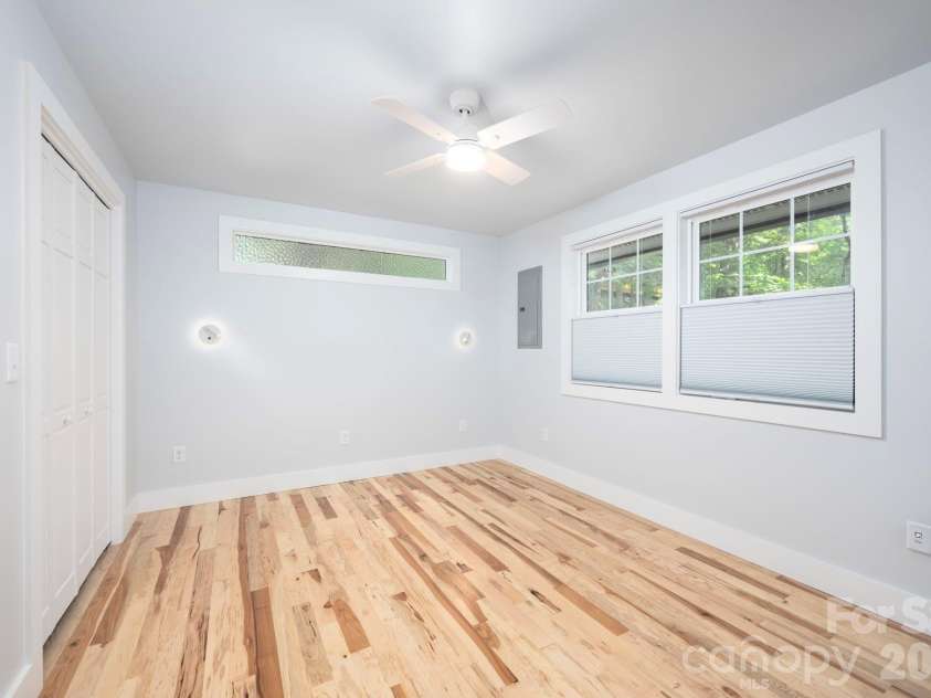 17 Woodhaven Place, Asheville, NC 28805.  MLS# CAR4400391, YatesRealty ID 42393. 