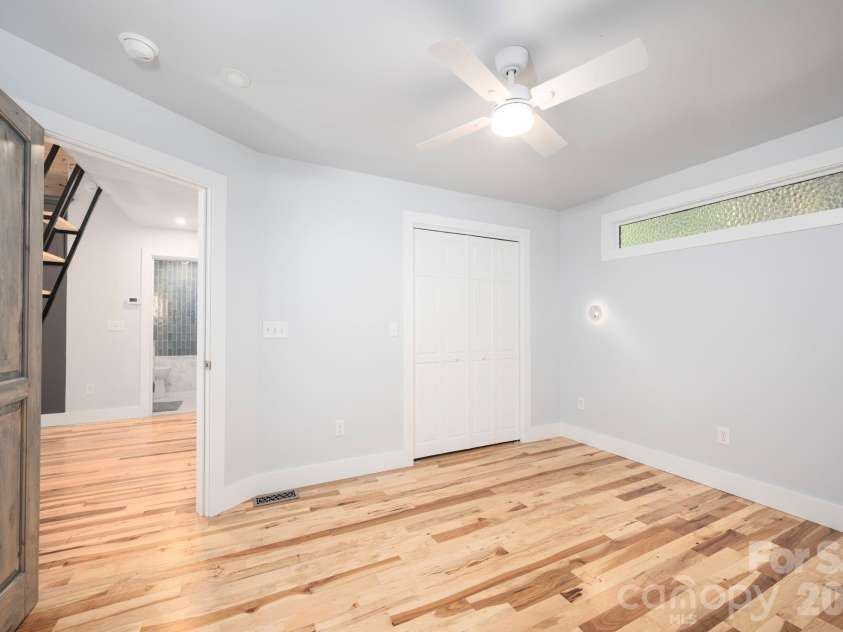 17 Woodhaven Place, Asheville, NC 28805.  MLS# CAR4400391, YatesRealty ID 42393. 