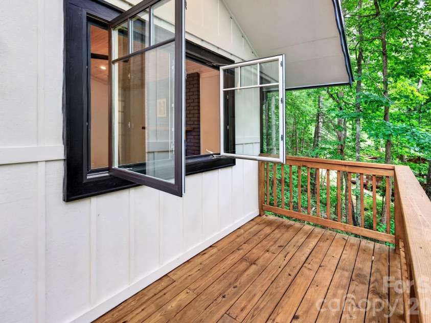 17 Woodhaven Place, Asheville, NC 28805.  MLS# CAR4400391, YatesRealty ID 42393. 