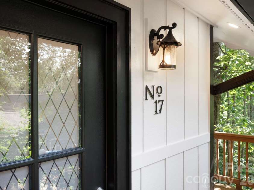 17 Woodhaven Place, Asheville, NC 28805.  MLS# CAR4400391, YatesRealty ID 42393. 