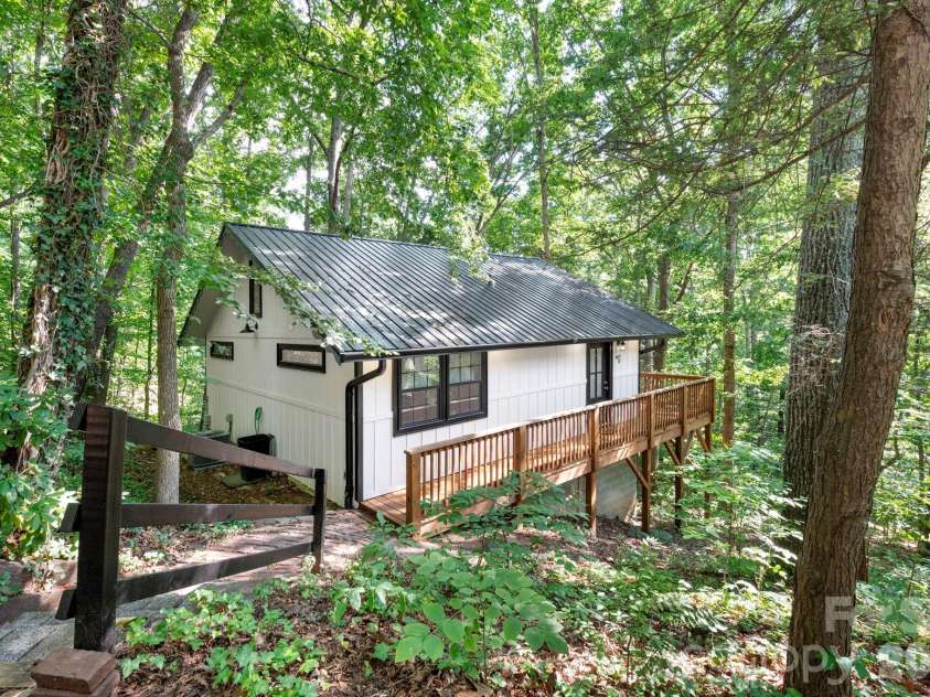 17 Woodhaven Place, Asheville, NC 28805.  MLS# CAR4400391, YatesRealty ID 42393. 