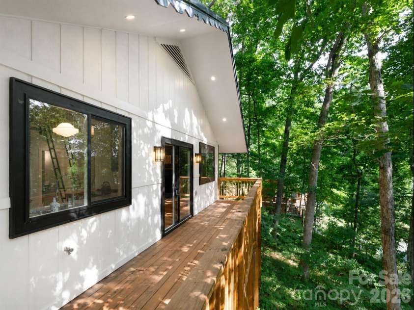 17 Woodhaven Place, Asheville, NC 28805.  MLS# CAR4400391, YatesRealty ID 42393. 