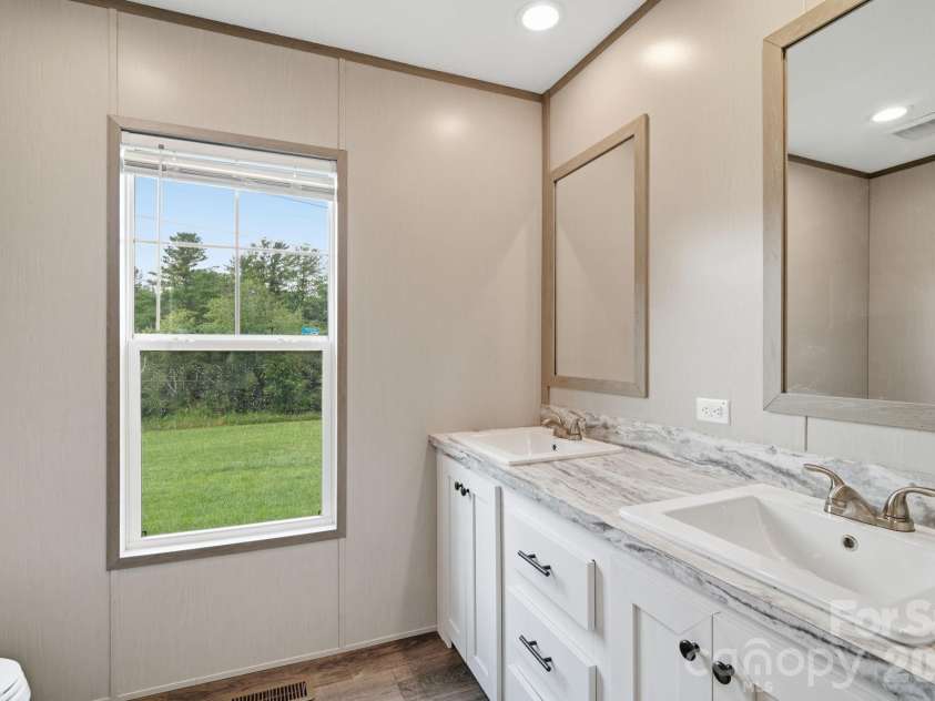 526 Cane River School Road, Burnsville, NC 28714.  MLS# CAR4405690, YatesRealty ID 42398. Full Bathroom