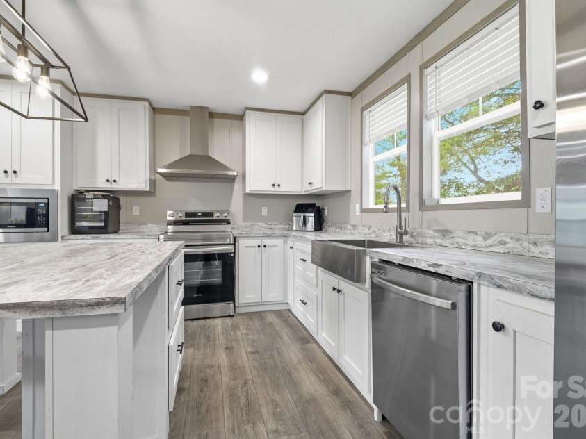 526 Cane River School Road, Burnsville, NC 28714.  MLS# CAR4405690, YatesRealty ID 42398. Kitchen