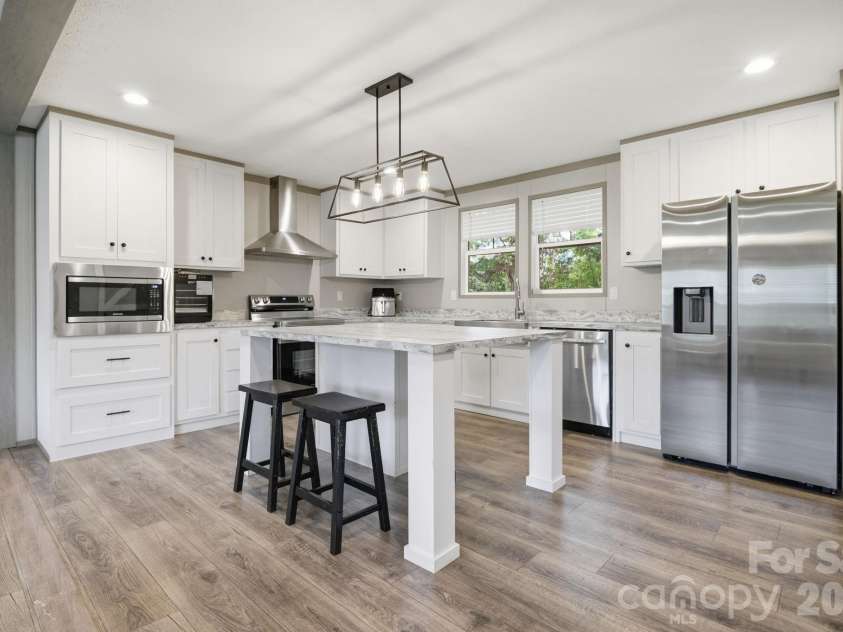 526 Cane River School Road, Burnsville, NC 28714.  MLS# CAR4405690, YatesRealty ID 42398. Kitchen Island