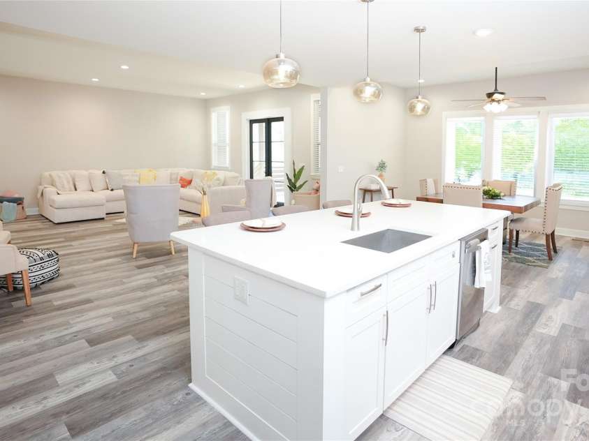 2302 RAYECLIFF Lane, Charlotte, NC 28214.  MLS# CAR4295349, YatesRealty ID 4240. 