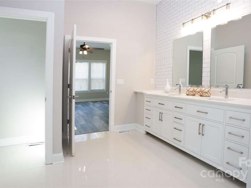 2302 RAYECLIFF Lane, Charlotte, NC 28214.  MLS# CAR4295349, YatesRealty ID 4240. 