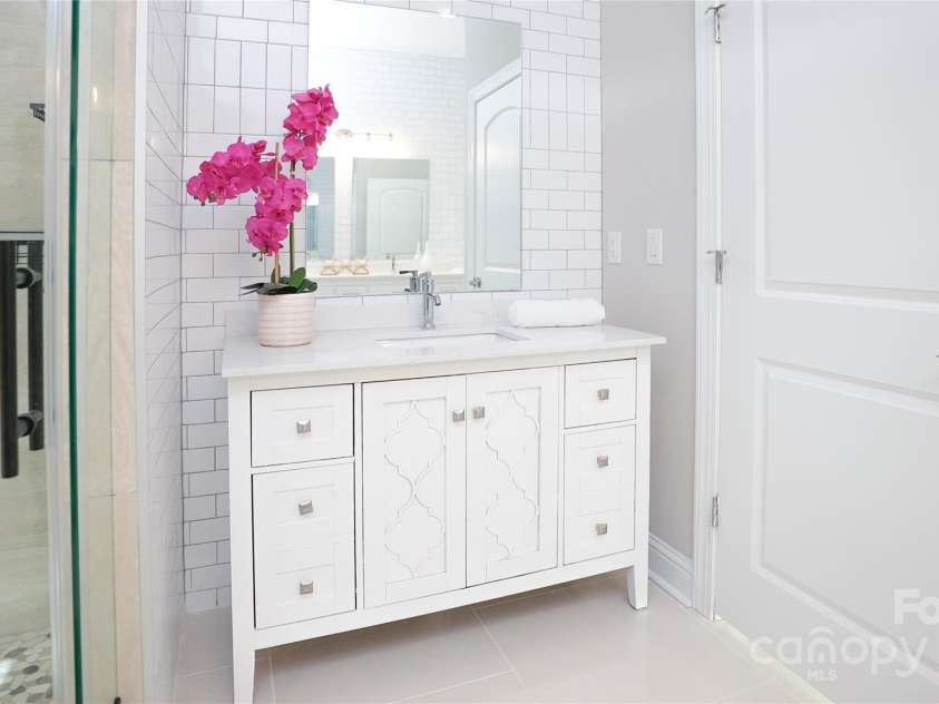 2302 RAYECLIFF Lane, Charlotte, NC 28214.  MLS# CAR4295349, YatesRealty ID 4240. 