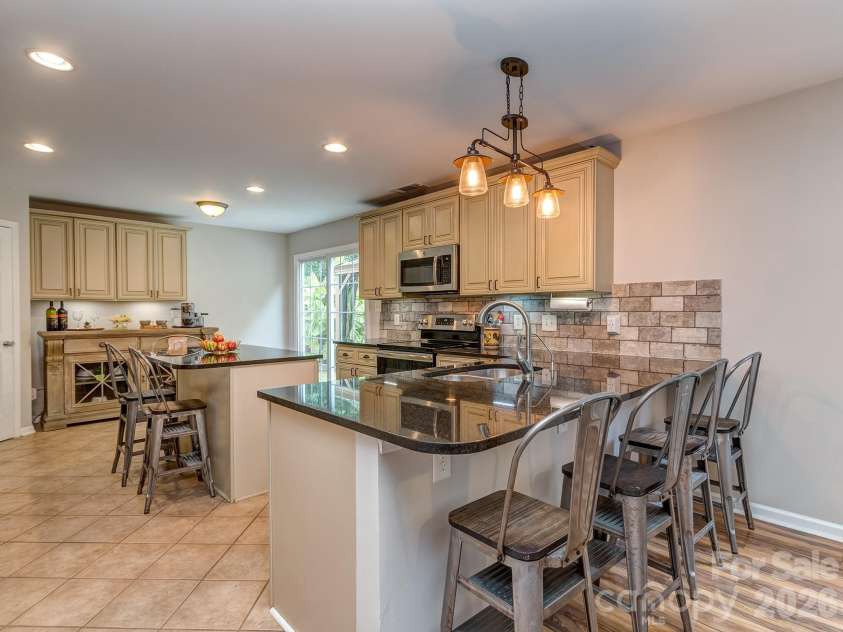 10326 Haddington Drive, Charlotte, NC 28269.  MLS# CAR4411635, YatesRealty ID 42402. Kitchen