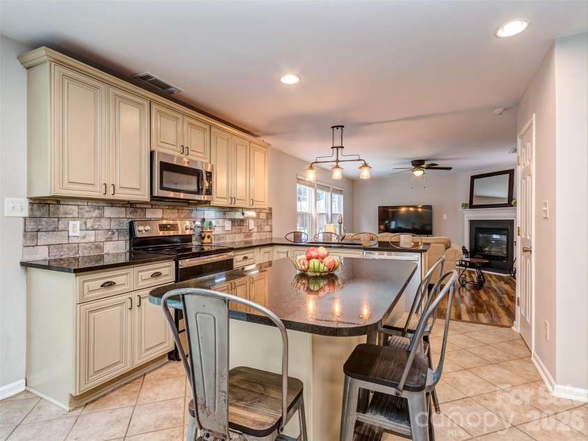 10326 Haddington Drive, Charlotte, NC 28269.  MLS# CAR4411635, YatesRealty ID 42402. Large Kitchen Island