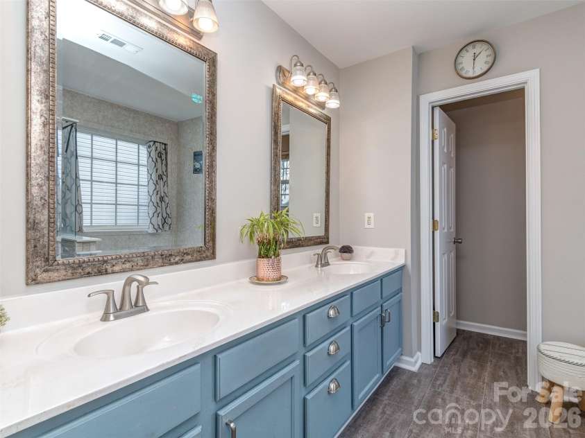 10326 Haddington Drive, Charlotte, NC 28269.  MLS# CAR4411635, YatesRealty ID 42402. Primary Bath