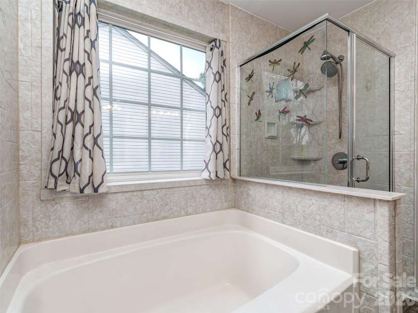 10326 Haddington Drive, Charlotte, NC 28269.  MLS# CAR4411635, YatesRealty ID 42402. Soaking Tub