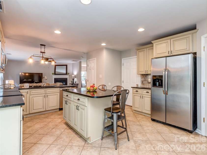 10326 Haddington Drive, Charlotte, NC 28269.  MLS# CAR4411635, YatesRealty ID 42402. Stainless Appliances & Granite Countertops